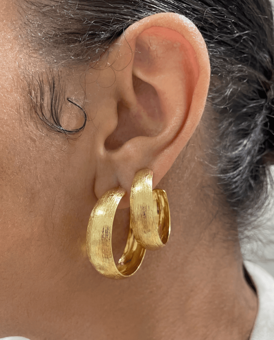 Carved hoop oorbellen